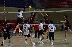 为什么棒球比赛中的平飞球比高飞球更容易造成守备失误